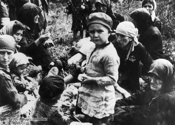 Ungarische Juden warten in einer Lichtung bevor sie in die Gaskammern von Auschwitz II-Birkenau geführt werden (Mai/Juni 1944)